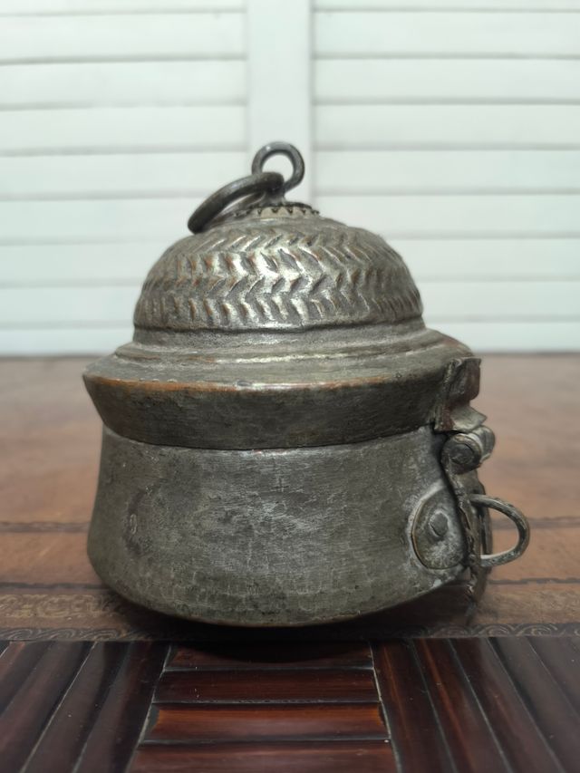 Antica scatola indiana in metallo