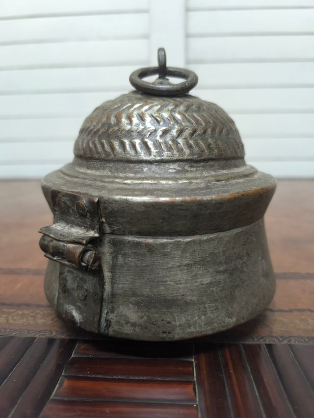 Antica scatola indiana in metallo