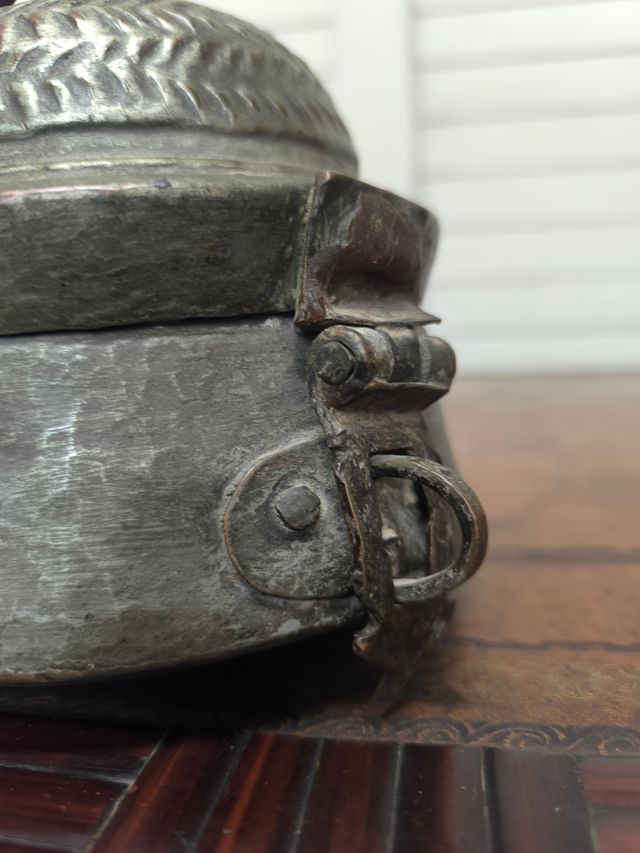 Antica scatola indiana in metallo