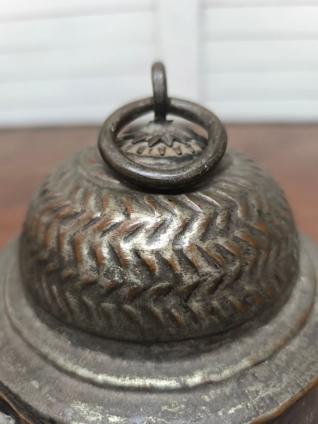 Antica scatola indiana in metallo