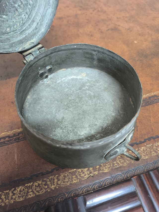 Antica scatola indiana in metallo