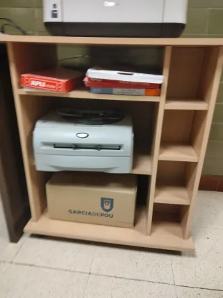 Mesa auxiliar para ordenador con ruedas