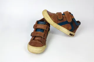 Zapatos niño marrones y azules Talla 28