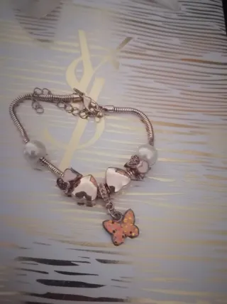 Pulsera con dijes de corazón y mariposa