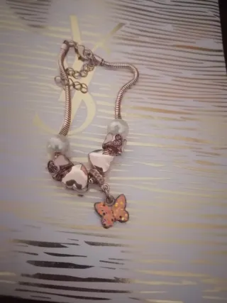 Pulsera con dijes de corazón y mariposa