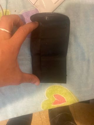 Monedero negro con pin