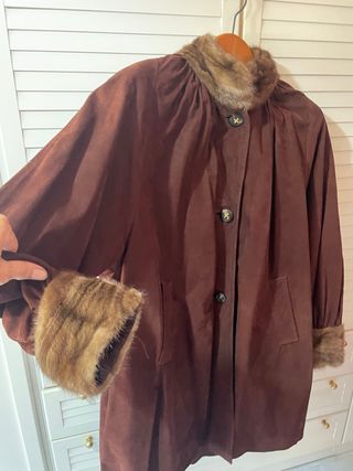Elegante abrigo de ante con cuello y puños de pelo