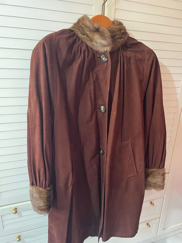 Elegante abrigo de ante con cuello y puños de pelo