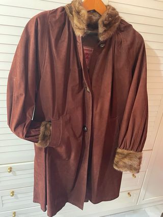 Elegante abrigo de ante con cuello y puños de pelo