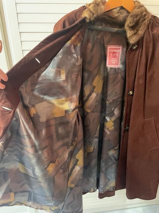 Elegante abrigo de ante con cuello y puños de pelo