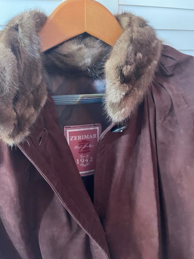 Elegante abrigo de ante con cuello y puños de pelo