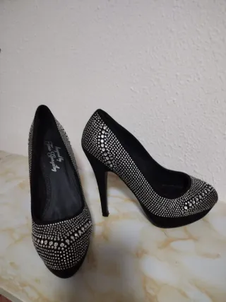 Zapatos de tacón negros con pedrería