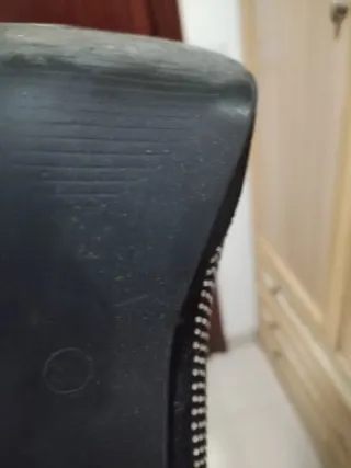 Zapatos de tacón negros con pedrería