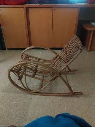 Sedia a dondolo in rattan