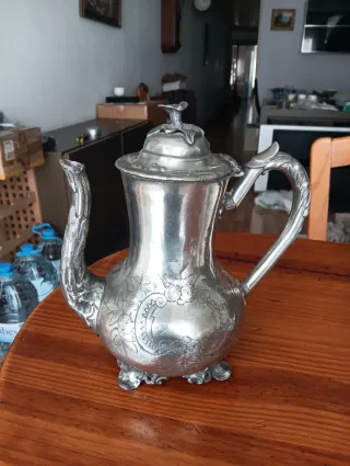 Cafetera antigua de metal plateado