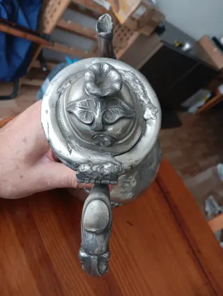 Cafetera antigua de metal plateado