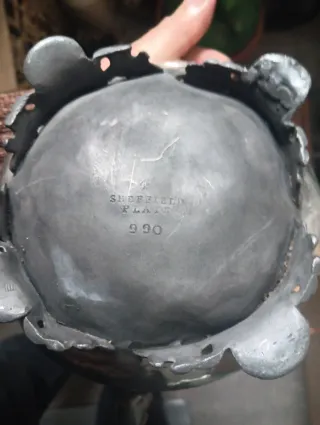 Cafetera antigua de metal plateado