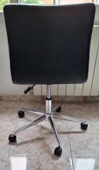 Silla de oficina negra con ruedas