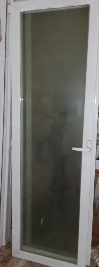 Puerta de cristal blanca