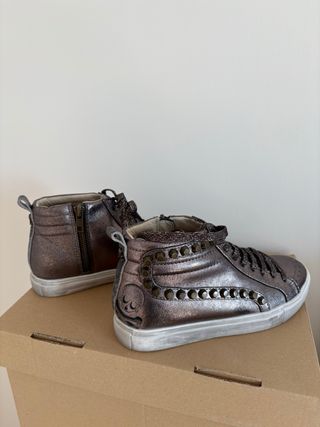 Sneakers altas metalizadas con tachuelas Scalpers