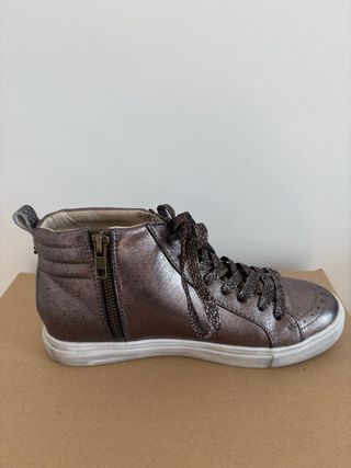 Sneakers altas metalizadas con tachuelas Scalpers