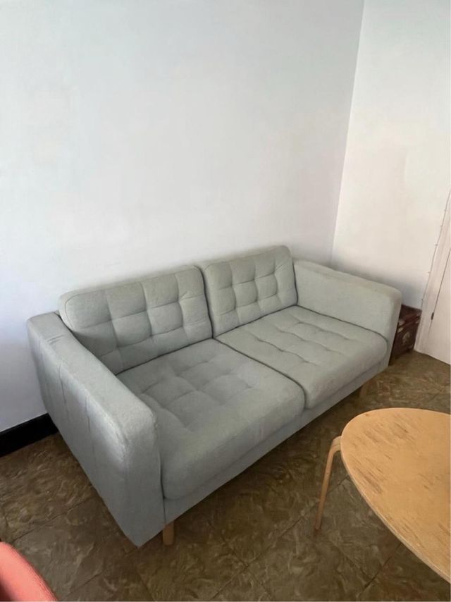 Divano LANDSKRONA Ikea in tessuto verde chiaro.