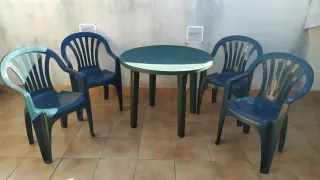 Mesa y 4 sillas de jardín.