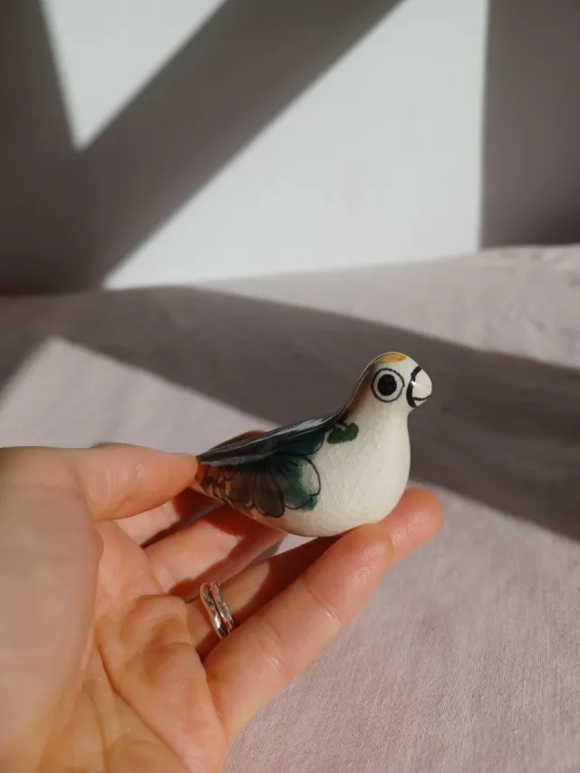 Figura de pájaro de cerámica pintada