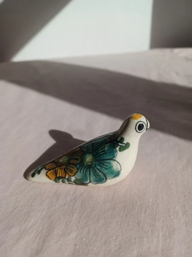 Figura de pájaro de cerámica pintada