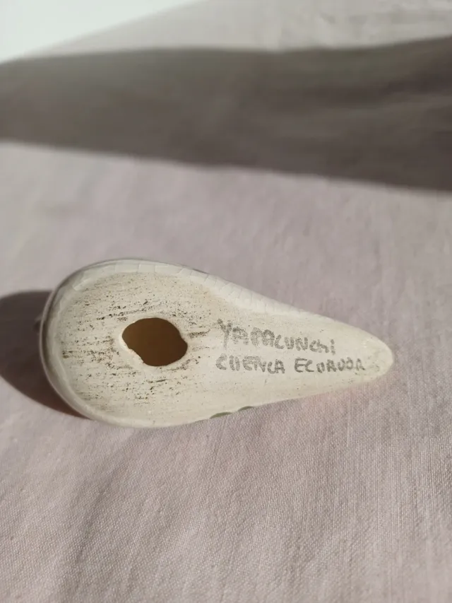 Figura de pájaro de cerámica pintada