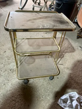 Mesa camarera dorada y cristal