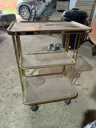 Mesa camarera dorada y cristal