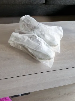 Zapatos plateados y blancos nuevos con plataforma