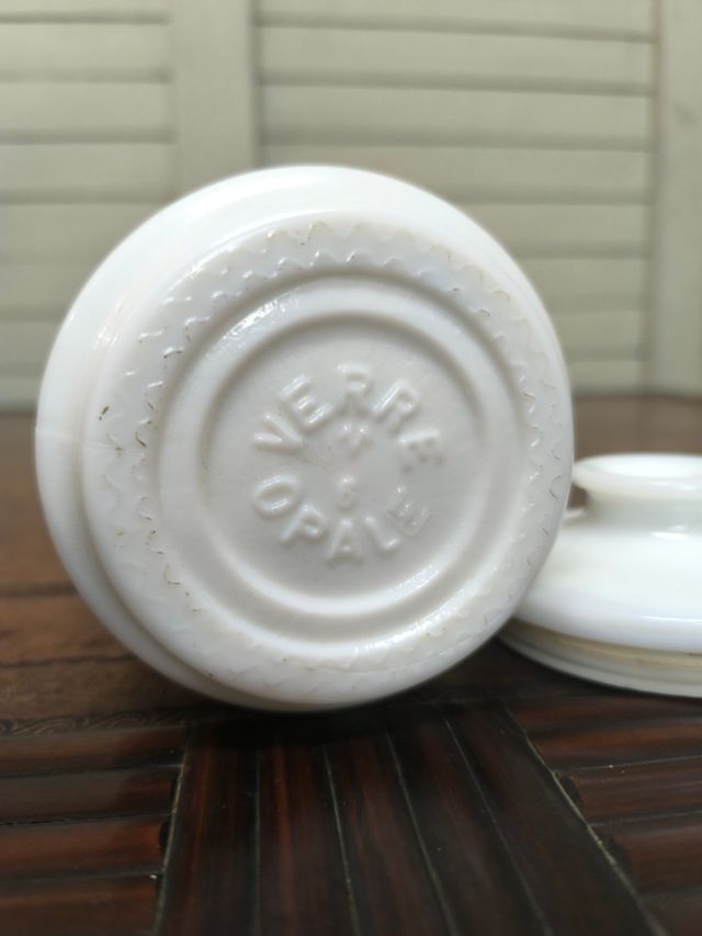 Flacone opalescente con coperchio