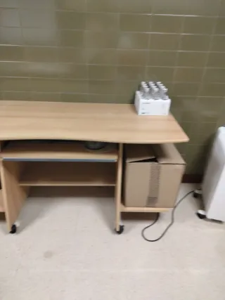 Mesa de ordenador de madera