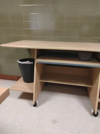 Mesa de ordenador de madera