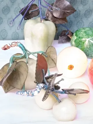 Centro de mesa cristal con frutas de piedra