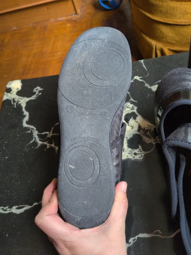 Calzado ortopédico negro y gris