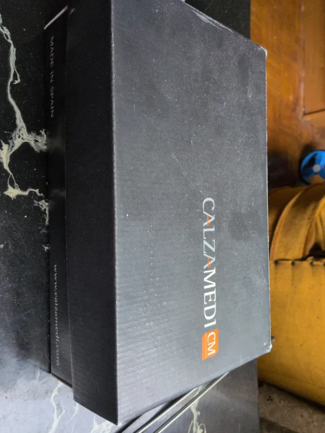 Calzado ortopédico negro y gris