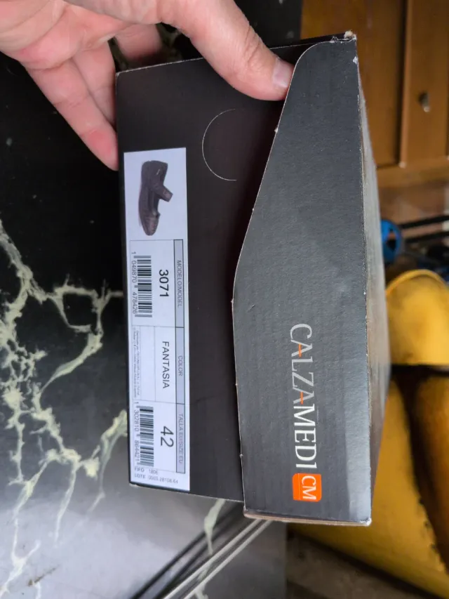 Calzado ortopédico negro y gris