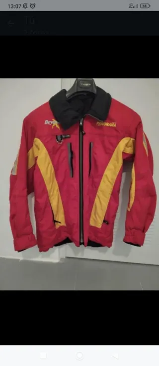 Chaqueta de moto roja y amarilla