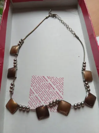 Collana con pendenti quadrati color oro e argento