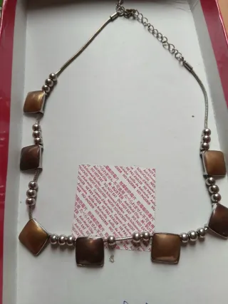 Collana con pendenti quadrati color oro e argento