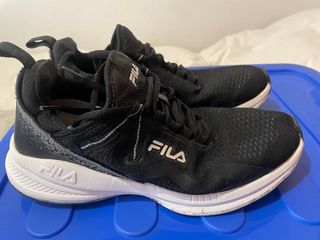 Zapatillas Fila Negras y Blancas Poco Uso