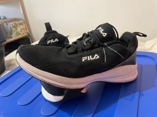 Zapatillas Fila Negras y Blancas Poco Uso