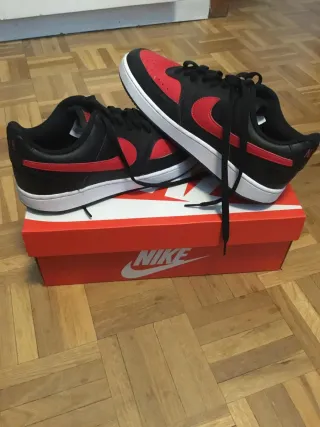Zapatillas Nike Negras y Rojas [Talla 42]