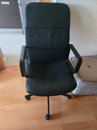 Silla de oficina negra. Ikea Renberget