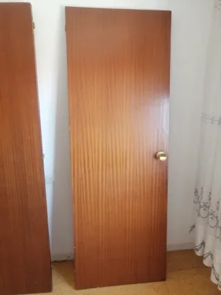 Puertas interiores madera con manilla