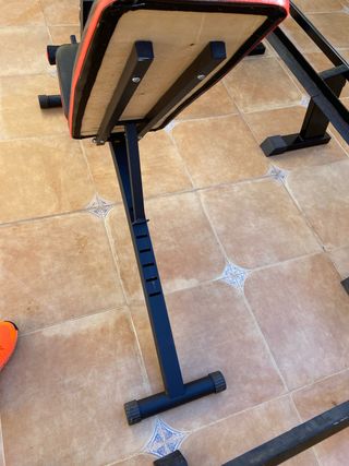 Banco de pesas reclinable.