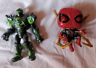 2 Funkos Marvel + 6 Figuras Superhéroes